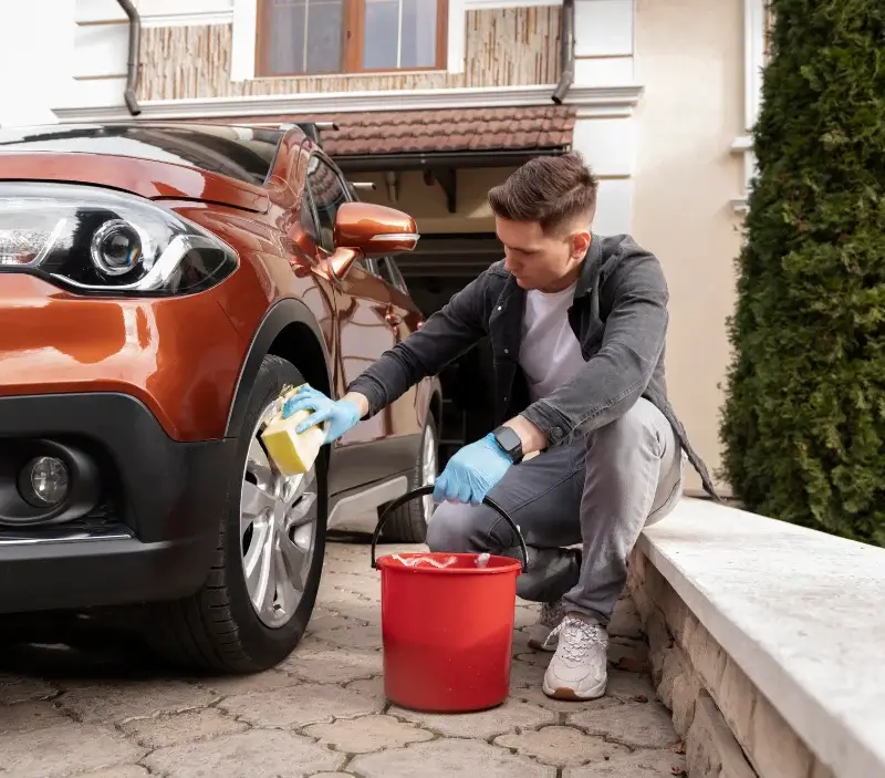 Lavage auto à domicile Sorbo-Ocagnano : professionnel intervenant sur un véhicule